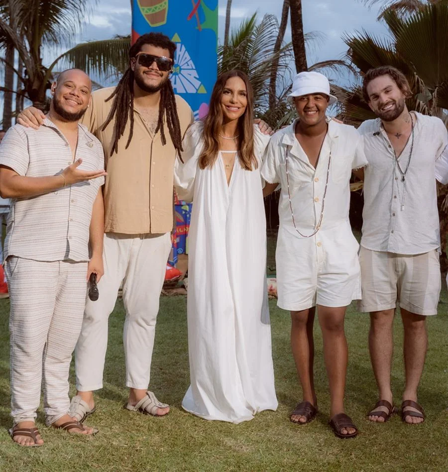 Na nova canção, a banda descreve a sensação de desânimo após o término de uma relação, como Zaia canta: "Tá fazendo frio no meu coração / Volta pro seu ex amor, cobre essa solidão" Na nova canção, a banda descreve a sensação de desânimo após o término de uma relação, como Zaia canta: "Tá fazendo frio no meu coração / Volta pro seu ex amor, cobre essa solidão"