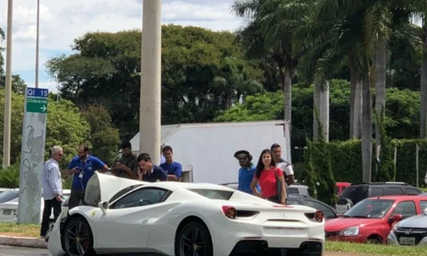 Ataque de fúria: homem invade lojas, agride vigia e danifica Ferrari