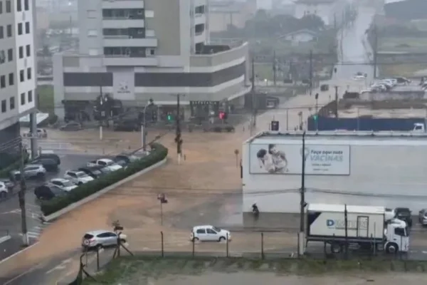 Imagem colorida mostra cidade alagada devido a fortes chuvas - Metrópoles