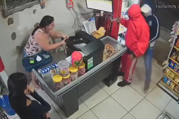 O mercadinho fica localizado em Mococa, no interior de São Paulo. Os dois suspeitos foram atingidos e um dos ladrões não resistiu aos ferimentos - Metrópoles