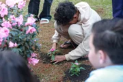 A unidade de ensino decidiu eternizar a memória da pequena Valentina em um ato simbólico e de carinho. Junto dos coleguinhas da menina, foi feito o plantio de uma muda da flor Azaleia, na tarde desta segunda-feira (6/7)