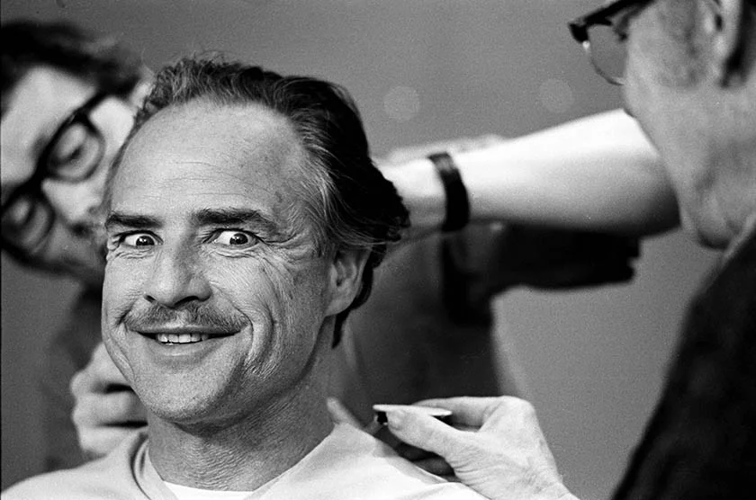 Um dos mais aclamados atores da história do cinema, Marlon Brando causou muita dor de cabeça em colegas. O astro de "O Poderoso Chefão" (1972), morto em 2005, frequentemente desacatava ordens dos diretores e alterava cenas inteiras. Em alguns casos, sequer decorava as falas. Brando se tornou odiado pela colega Maria Schneider, pois ele a teria estuprado durante cena de sexo em “O Último Tango em Paris” (1972), a qual o ator e o diretor Bernardo Bertolucci alteraram de última hora, sem avisar a atriz previamente Um dos mais aclamados atores da história do cinema, Marlon Brando causou muita dor de cabeça em colegas. O astro de "O Poderoso Chefão" (1972), morto em 2005, frequentemente desacatava ordens dos diretores e alterava cenas inteiras. Em alguns casos, sequer decorava as falas. Brando se tornou odiado pela colega Maria Schneider, pois ele a teria estuprado durante cena de sexo em “O Último Tango em Paris” (1972), a qual o ator e o diretor Bernardo Bertolucci alteraram de última hora, sem avisar a atriz previamente