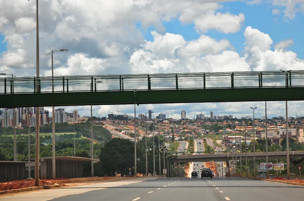 Motorista de ônibus sofre infarto e veículo invade pista contrária em Taguatinga
