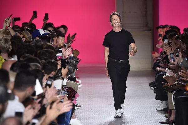 Estilista Pierpaolo Piccioli na passarela da Valentino