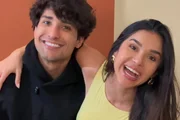 Gizelly Bicalho e Caue Fantin posam juntos e sorridentes Gizelly Bicalho e Caue Fantin posam juntos e sorridentes