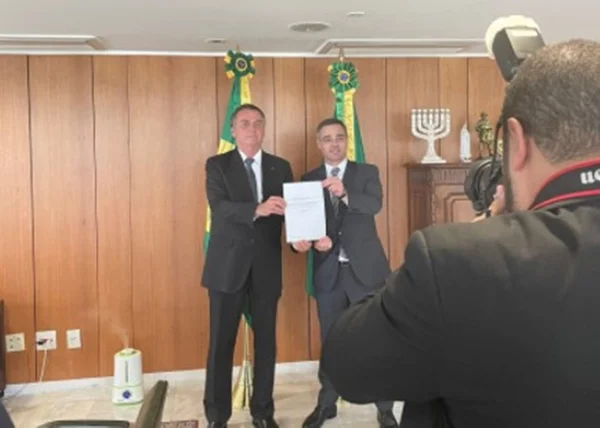 Bolsonaro recebe André Mendonça e assina nomeação ao STF