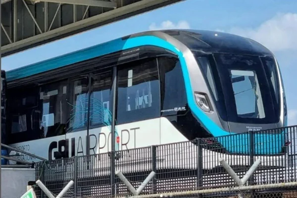 A partir de sexta-feira (20/2), o Aeromóvel de Guarulhos, que vai ligar CPTM ao aeroporto, passou a operar com o público geral - Metrópoles