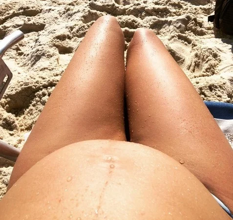 Grávida, nora de Preta Gil posta foto do barrigão em praia do Rio de Janeiro