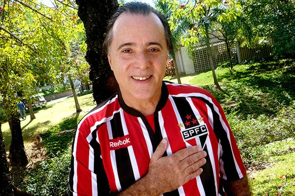 Imagem colorida de Tony Ramos com blusa do São Paulo