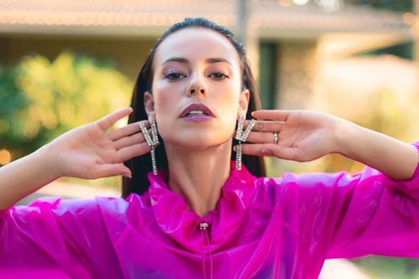Toda transparente! Paolla Oliveira mostra bumbum e leva web à loucura