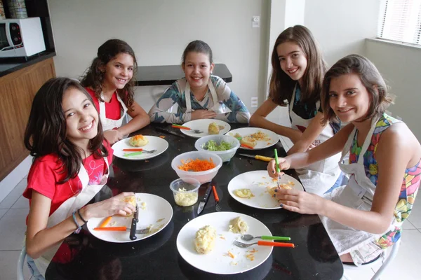 Nada de bola e de boneca. MasterChef Júnior inspira crianças do DF a brincar na cozinha