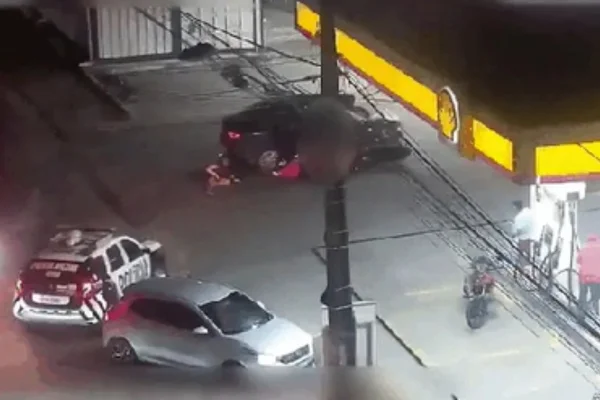 Imagem colorida, Irmãs sequestradas pelo padrasto pulam de carro durante fuga policial - Metrópoles