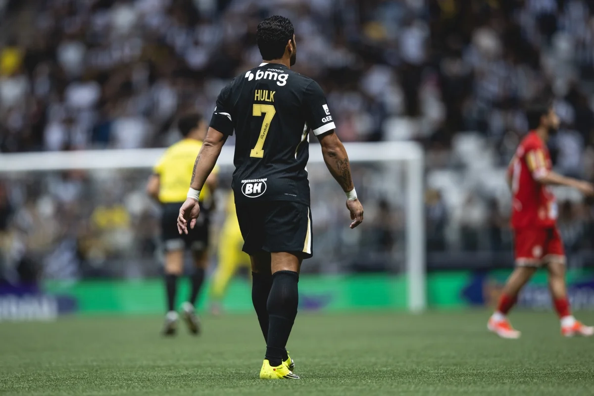 Hulk é vaiado durante ligação de vídeo em show de sertanejo no Mineirão - imagem 3 Hulk é vaiado durante ligação de vídeo em show de sertanejo no Mineirão - imagem 3