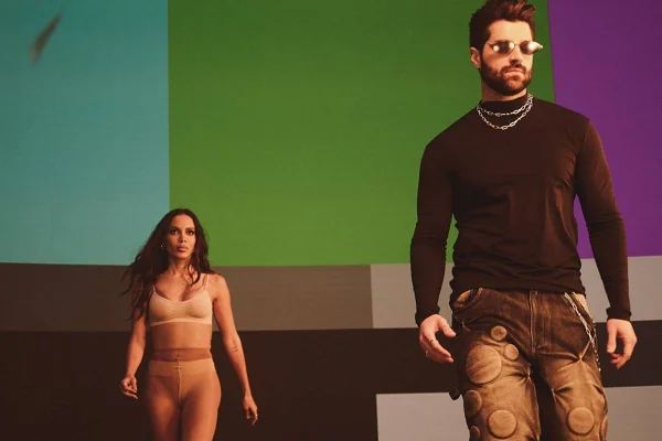 Imagem colorida de Anitta e Alok - Metrópoles