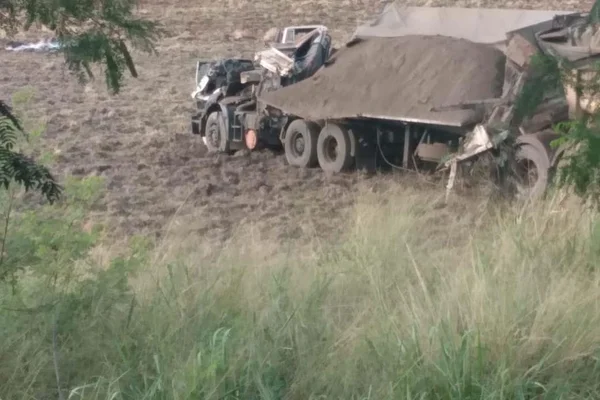 Grave acidente entre um ônibus e um caminhão provocou ao menos 40 mortes e deixou outras 12 pessoas gravemente feridas na manhã desta quarta-feira (25), na Rodovia Alfredo de Oliveira Carvalho, entre Taguaí e Taquarituba, na região de Avaré, no interior de São Paulo.