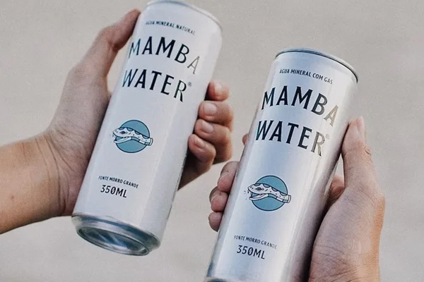 Foto colorida de embalagem de alumínio, tipo lata, da marca maba water - Metrópoles.