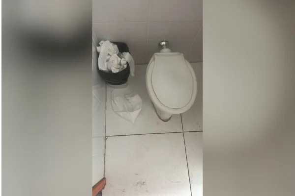 Imagem colorida mostra escola municipal do Campo Limpo sem limpeza - Metrópoles