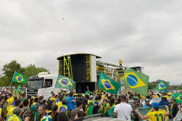 Trio elétrico durante atos antidemocráticos de bolsonaristas fecha o Eixo Monumental em Brasília - Metrópoles