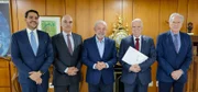 O presidente Lula com os ministros do STF Alexandre de Moraes, Edson Fachin e com o advogado-geral da União, Jorge Messias, e o ministro da Justiça, Ricardo Lewandowski