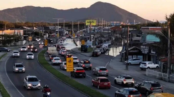 Maré alta invade rodovias em Florianópolis e provoca trânsito intenso