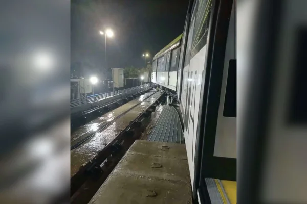 Em fase de testes, o Aeromóvel de Guarulhos, que vai ligar CPTM ao Aeroporto de Guarulhos, travou na noite de quinta (15) por causa da chuva - Metrópoles