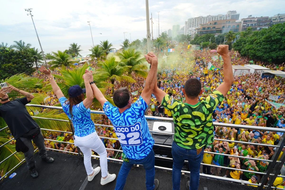Ao lado de aliados, Flávio Bolsonaro reúne multidão nas ruas do Rio - imagem 3 Ao lado de aliados, Flávio Bolsonaro reúne multidão nas ruas do Rio - imagem 3
