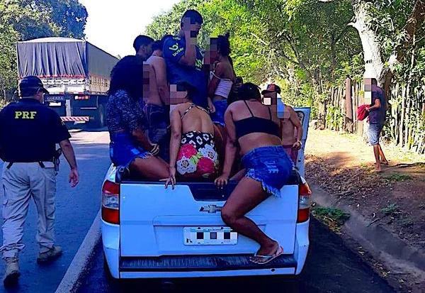 Sem CNH e bêbado, jovem é preso transportando 20 em carroceria