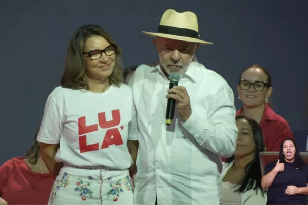 Foto colorida de Janja e Lula durante evento em Minas Gerais - Metrópoles