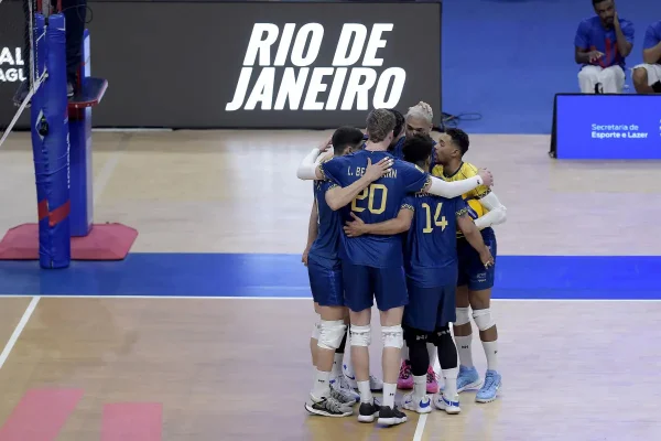 Imagem colorida do time brasileiro de volei masculino