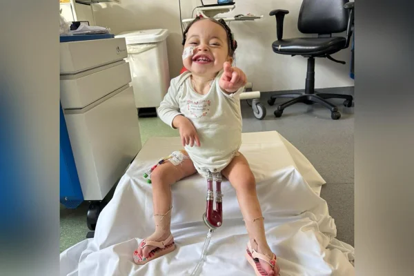 Bebê Eloah Peixoto sobrevive com coração mecânico enquanto aguarda transplante. Metrópoles
