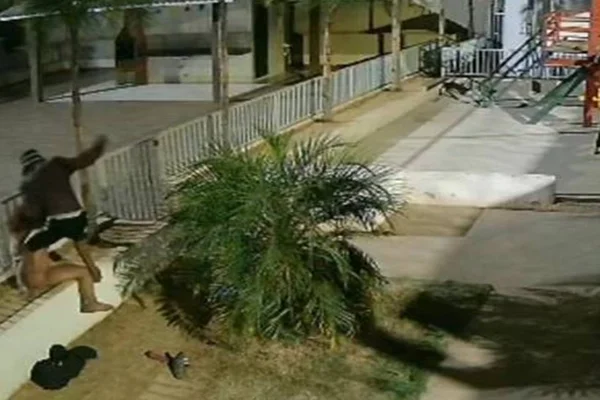 print de vídeo de homem agredindo mulher no Valparaíso