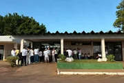 Os presentes na homenagem vestiam blusas brancas Os presentes na homenagem vestiam blusas brancas