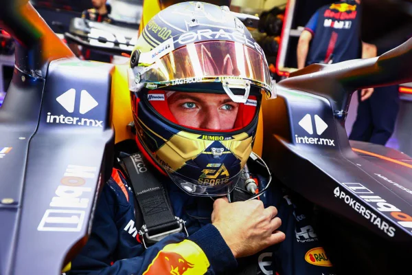 Max Verstappen dentro do carro - Metrópoles