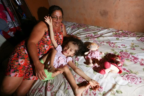Menina de 4 anos consegue cadeira de rodas após mobilização solidária