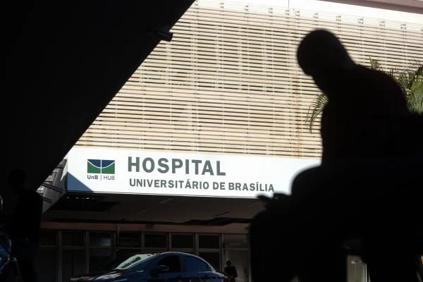 Relator especial da ONU Bernard Duhaime, realiza análise de restos mortais de membros da Guerrilha do Araguaia no Hospital Universitário de Brasília HUB - Metrópoles