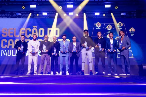 Imagem colorida de premiação do Paulistão- Metrópoles