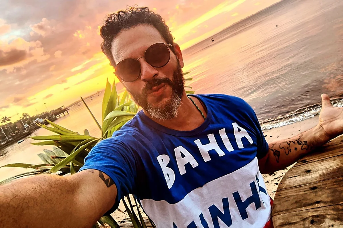 Darino Sena faz selfie de óculos escuros Darino Sena faz selfie de óculos escuros