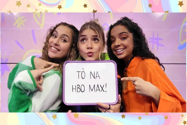 foto colorida de três meninas seurando um quadro branco escrito: estou na hbo max