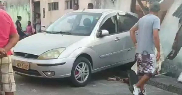 Imagem colorida de carro após atropelamento - Metrópoles