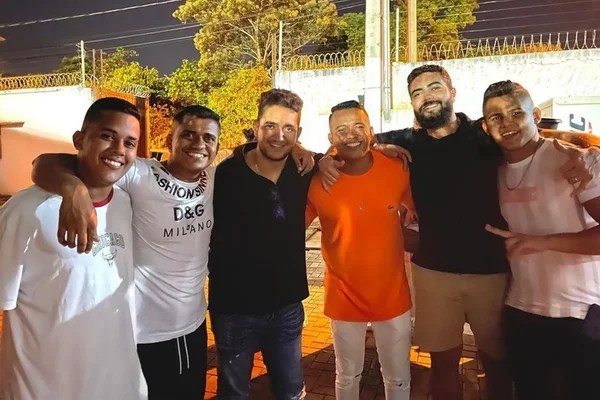 Henrique e Juliano celebram sucesso da versão pagode de Arranhão