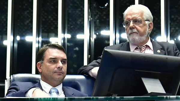 Por que Flávio Bolsonaro se complicou mais que Wagner?