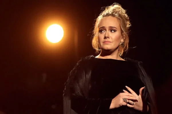 Grammy: Adele erra e pede para recomeçar homenagem a George Michael