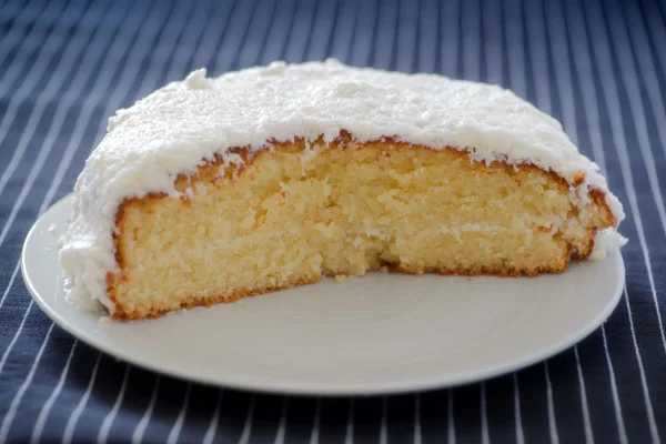 foto colorida bolo de coco com abacaxi