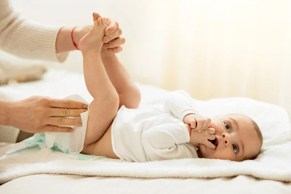 Saiba identificar quando o cocô do bebê não está normal