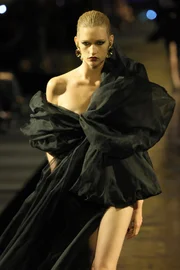 Modelos em preto da YSL apostaram em volumes esculturais