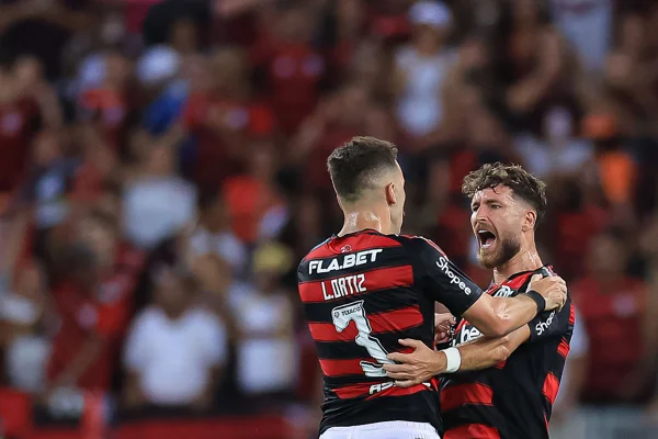 Imagem colorida de Léo Pereira e Léo Ortiz do Flamengo - Metrópoles