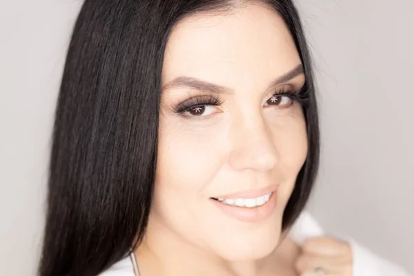 Simony fala sobre surtos e esclarece vida com Deus: “Religião é minha”