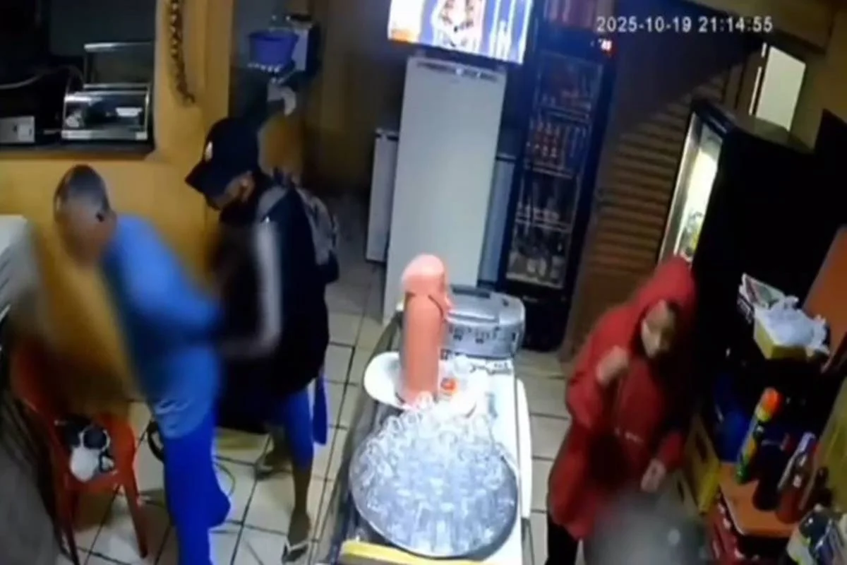 Vídeo: casal vai a quiosque, bebe, rende vigia e anuncia assalto no DF 1 Casal rende vigilante e assalta comércio