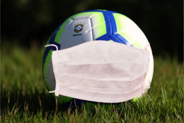 Apesar da vacina, futebol segue à mercê da Covid pelo mundo