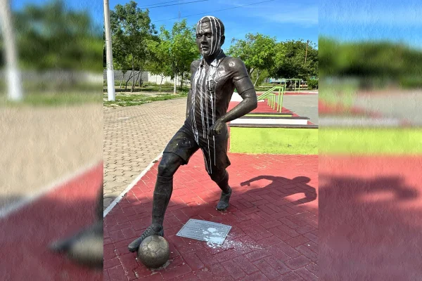 Estátua de Daniel Alves pichada